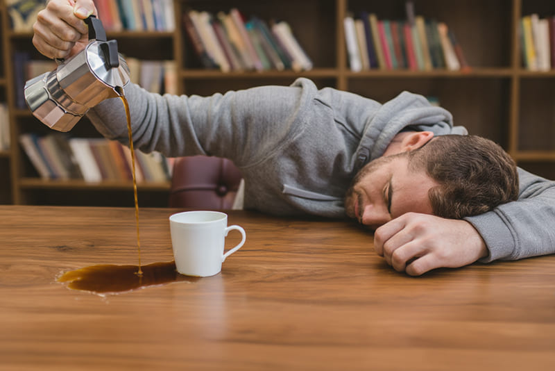 Мужчина страдает хронической усталостью 